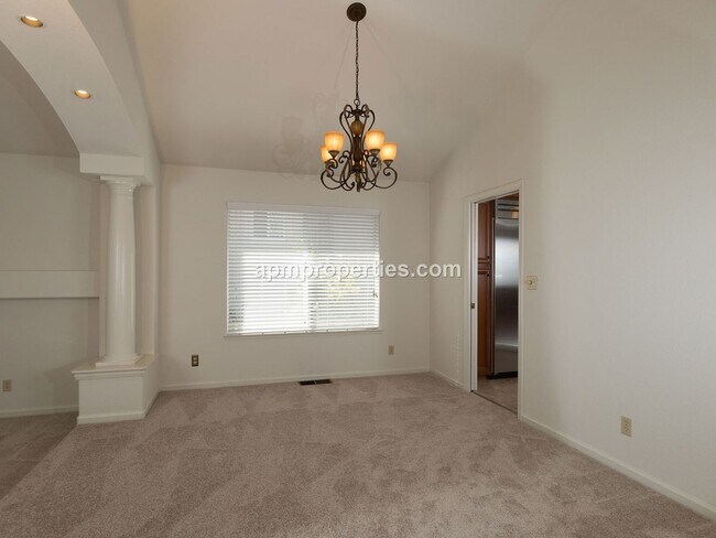 Foto del edificio - Elegant 4 Bedroom, 3 bath, 3-Car Garage in...