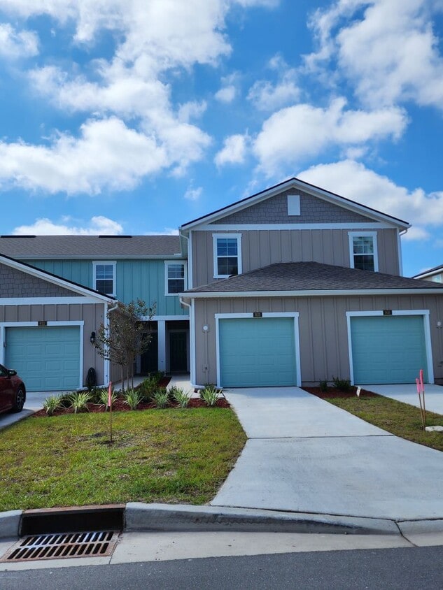 New beautiful Three bedroom Two and a half bath two-story townhome - New beautiful Three bedroom Two and a half bath two-story townhome