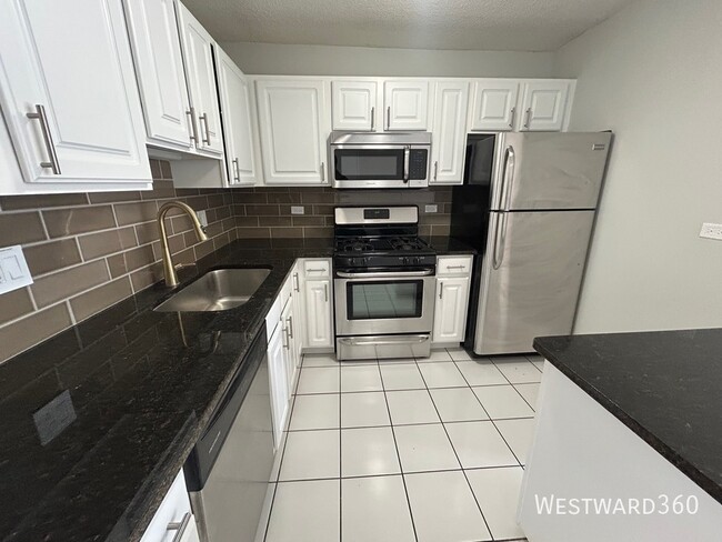 Photo - 545 N Dearborn St Apartment