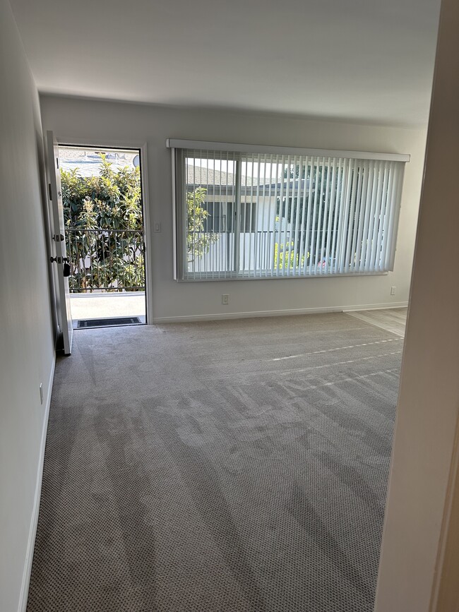 Living room - 1328 Barry Ave