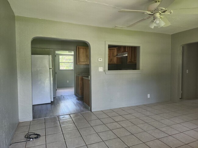 Foto del edificio - 2 Bedroom 1 Bath Single Family Home w/ Bonus Room