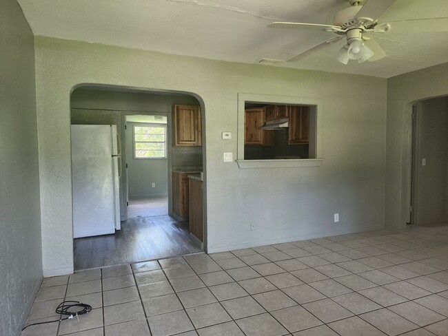 Building Photo - 3  Bedroom 1 Bath Single Family Home