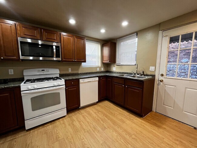 Building Photo - Beautiful & Spacious 3BD/2BTH plus additio...