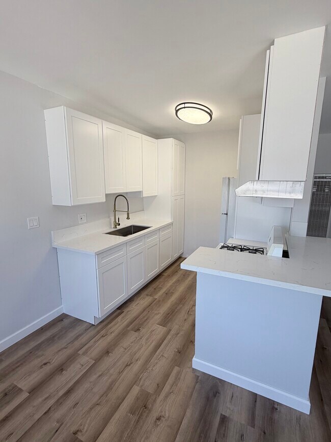 Foto del edificio - 1223 N Kingsley Dr