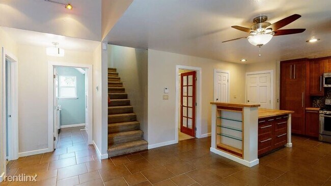Building Photo - 2 br, 1 bath House - 3031 Portola Way