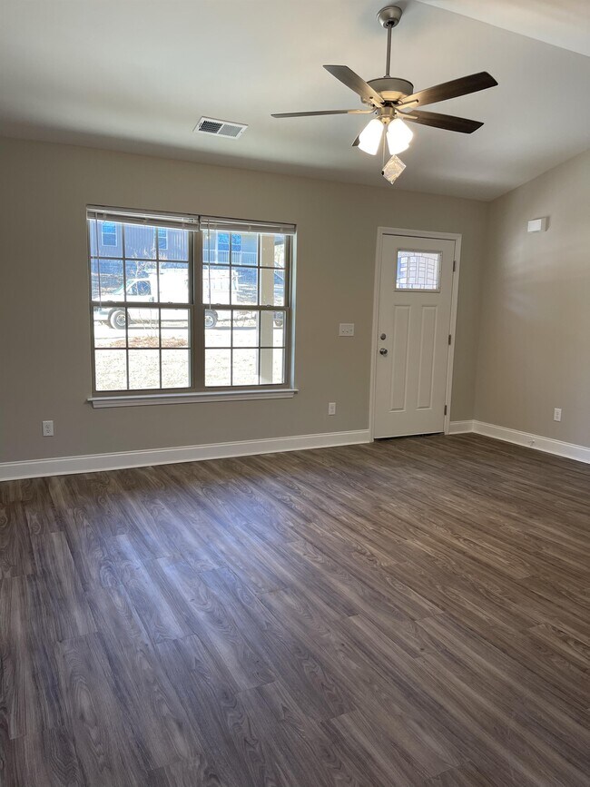 Building Photo - 1715 Fairfax Dr