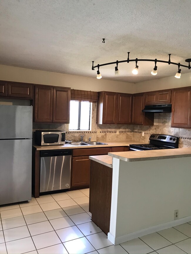 Building Photo - 102 Waterview Dr