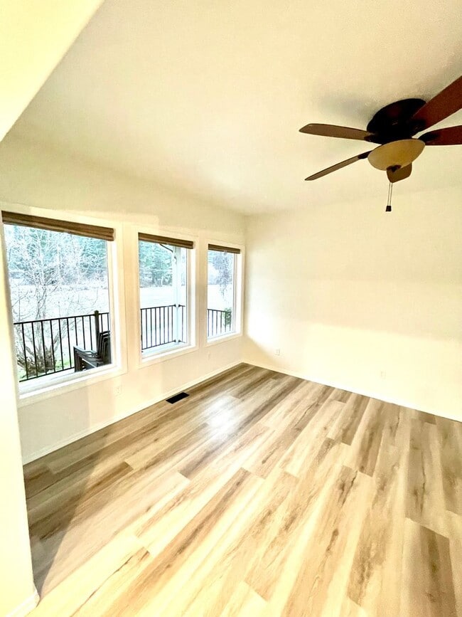 Building Photo - Stunning Riverfront Home in Sun Country