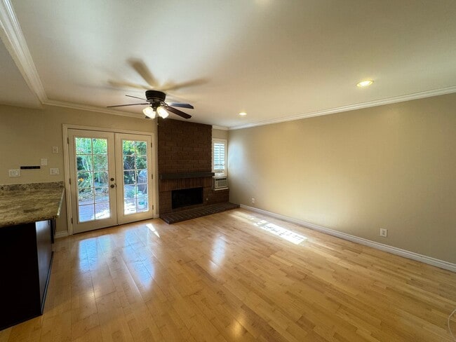 Foto del edificio - Charming 3Bd/2.5Ba w/Private Yard and New ...