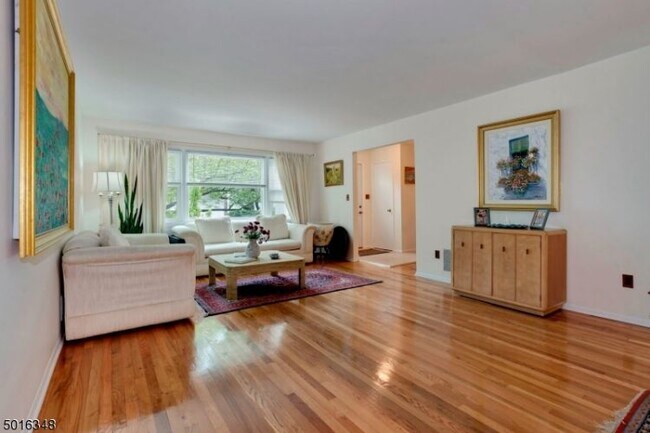 Building Photo - 25 Forsythia Ln