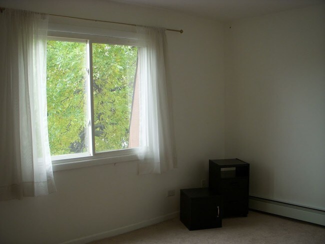 Building Photo - 1085 Valley Ln