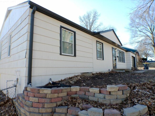 Building Photo - 711 W 90th Terrace