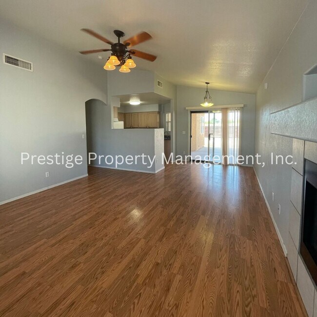Foto del edificio - 3BD/2BA Westside home with Gas Fireplace!!