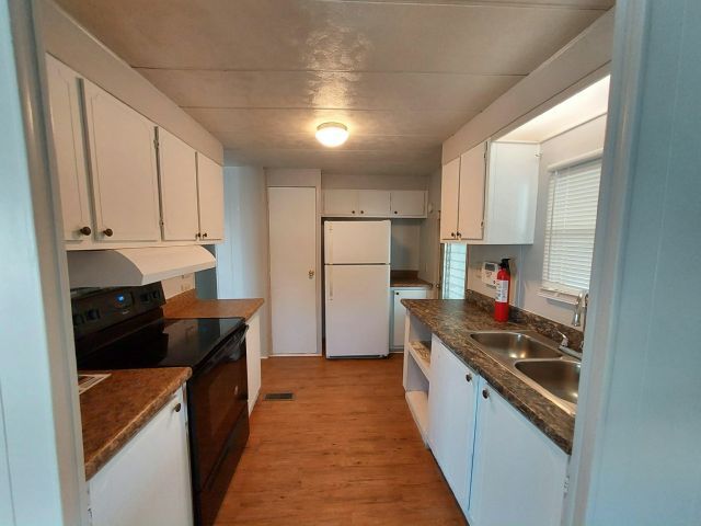 Foto del edificio - 112 50th Avenue Plaza W