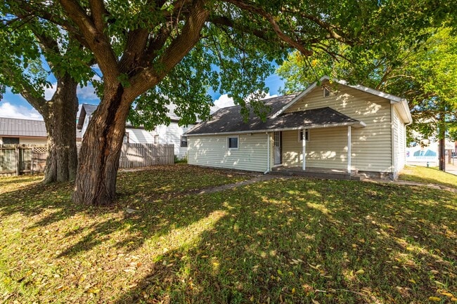 Building Photo - Renovated 2 Bedroom House