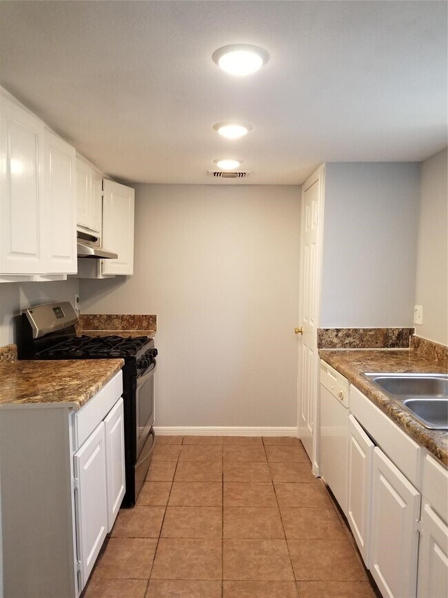 Foto del edificio - 8631 Valley Ledge Dr