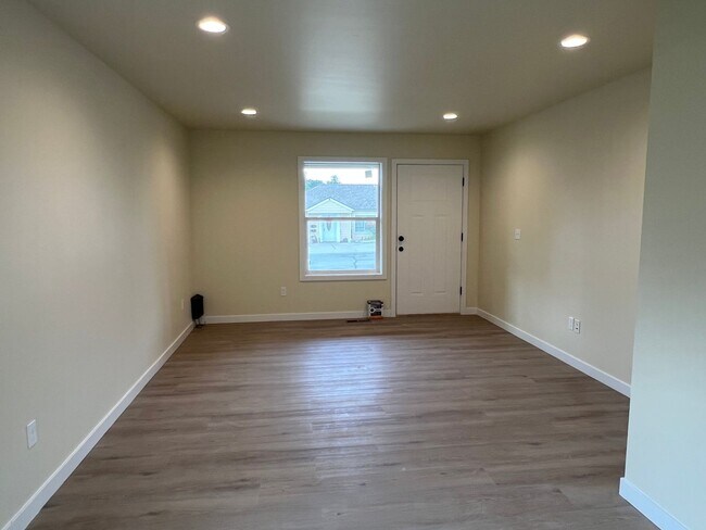 Building Photo - NEWLY RENOVATED! 4 beds, 2.5 ,a/c, dishwas...