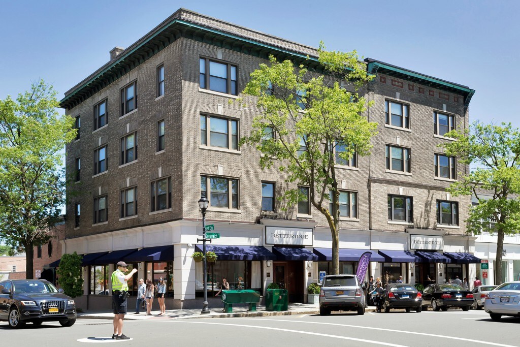 Building - 2 E Elm St