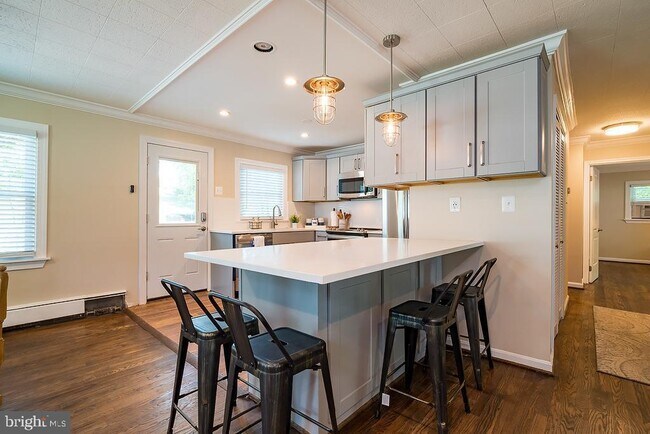 Island / Eat in Kitchen - 6421 Bayside Rd