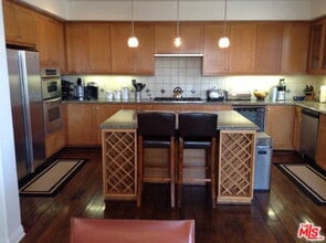 Building Photo - 5831 Seawalk Dr