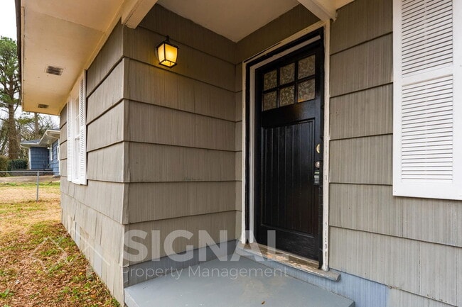 Building Photo - 1052 Apple St