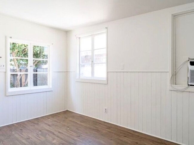 Building Photo - Adorable One Bedroom Backhouse