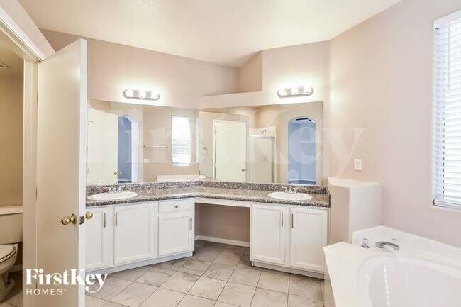 Foto del edificio - 5008 Sparkling Sky Ave