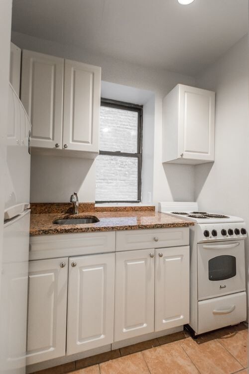 Building Photo - 209 W 87th St