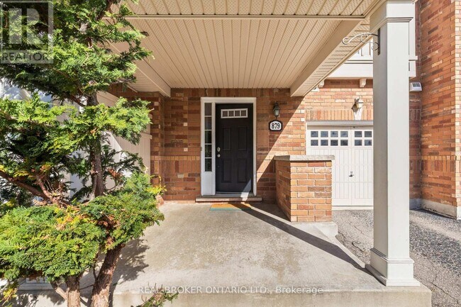 Building Photo - 879 Willingdon Crescent