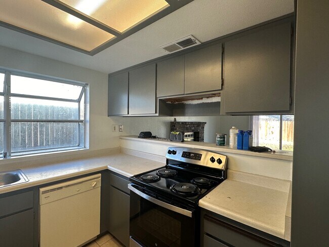 Foto del edificio - 2680 Peppertree Dr