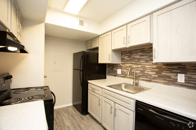 1BR, 1BA - 682SF Kitchen - Victoria Station