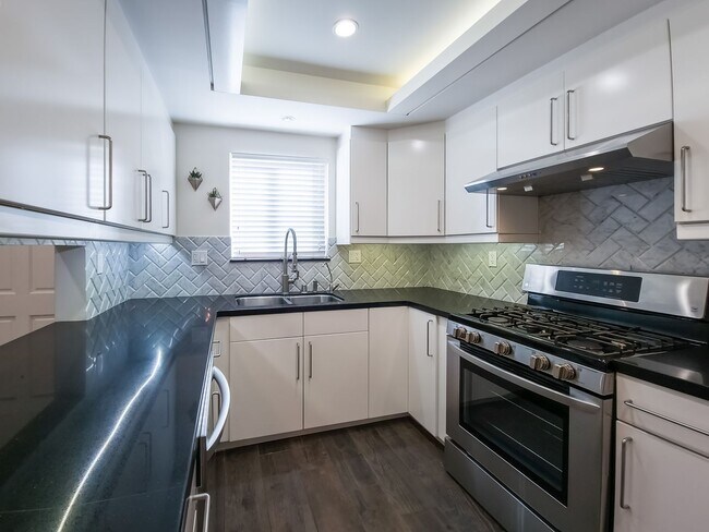 Building Photo - Modern 2BR in Desirable Burbank