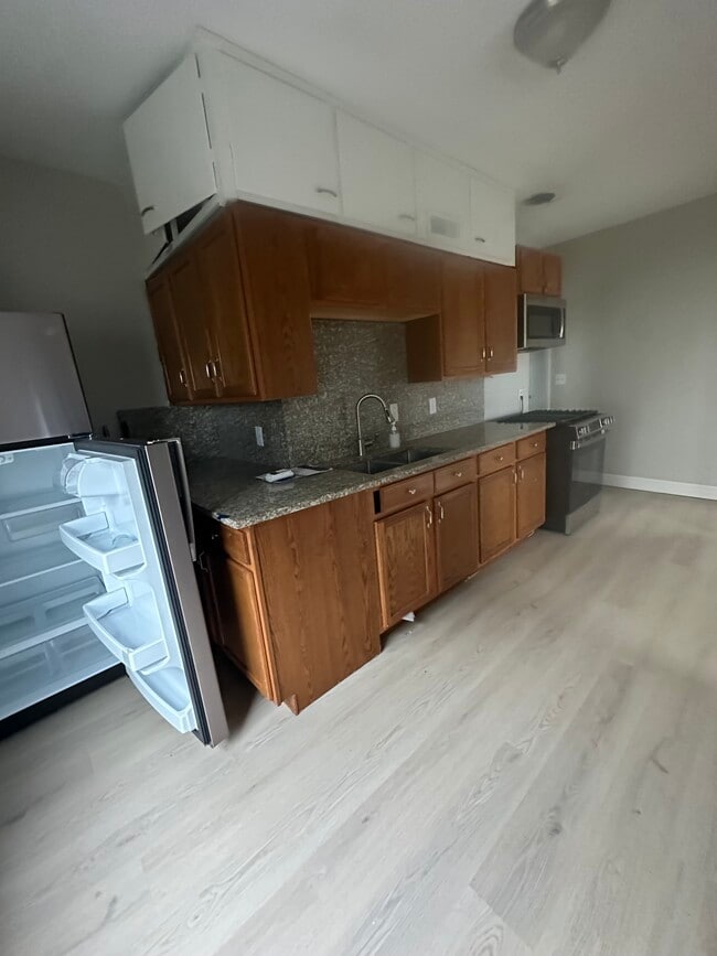 Kitchen - 301 E 6th St