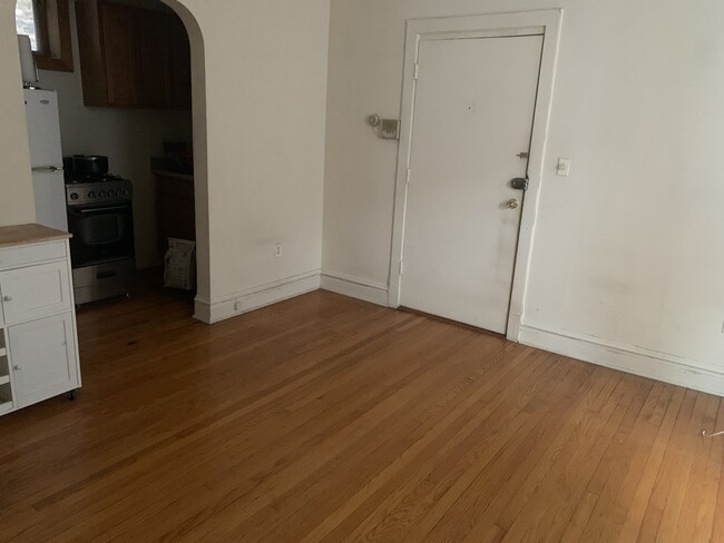 Building Photo - 533 W Wrightwood Ave