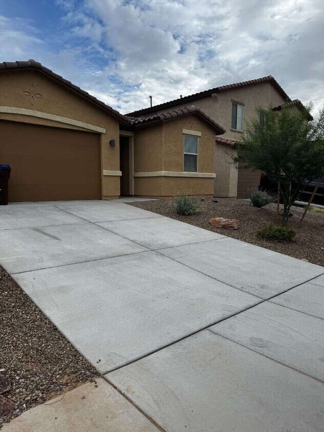 Building Photo - Newer Rancho Sahuarita Home! 734 W Calle Las Varitas, Sahuarita, AZ 85629 4 Bed | 2 Bath | 1,727 ...
