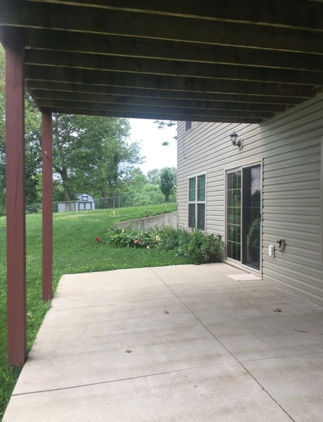 Building Photo - 100 Twin Lakes Dr