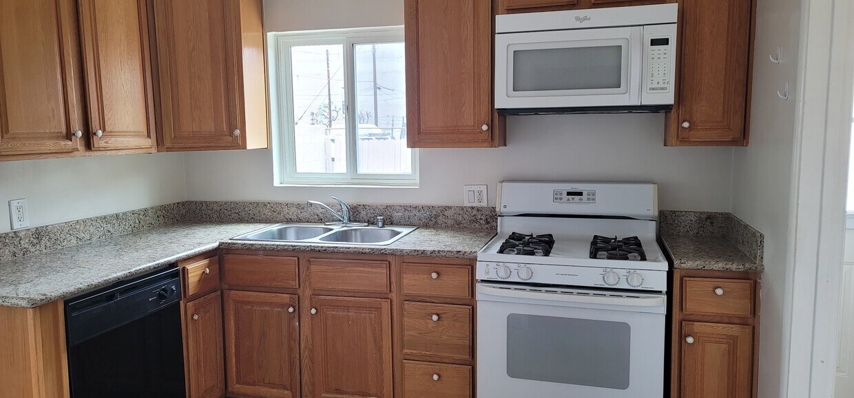 Kitchen - 14522 Killion St