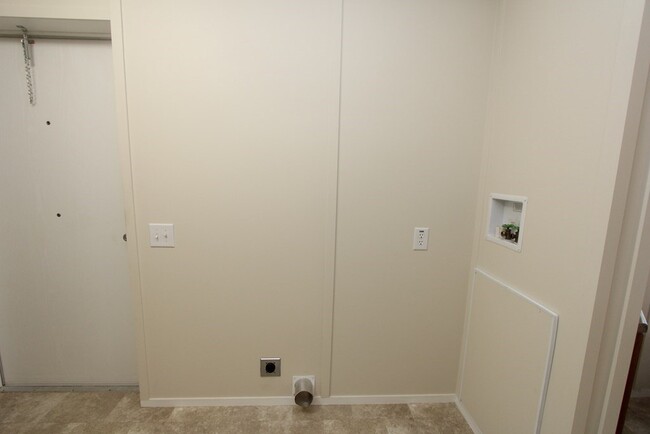 Building Photo - 142 Noah Cir