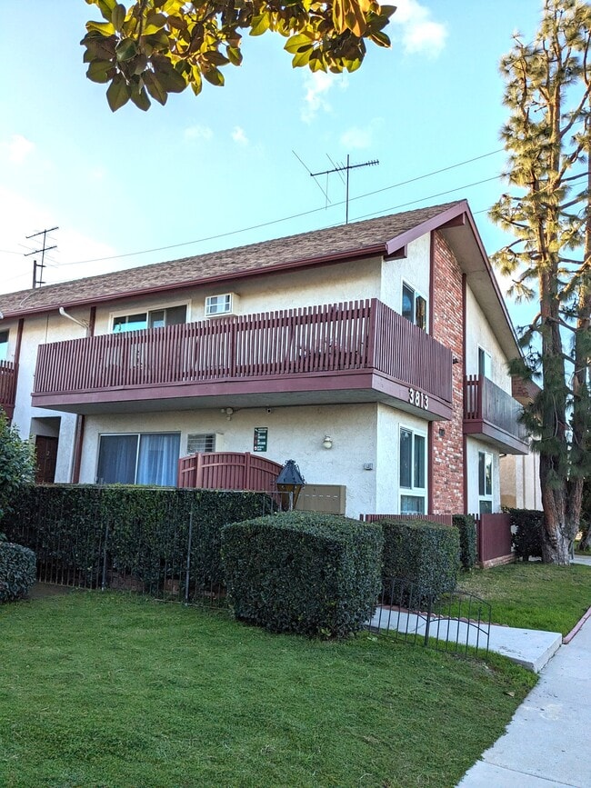 Building Photo - 3813 Huron Ave