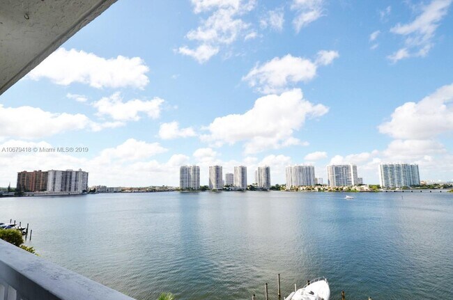 Foto del edificio - 17900 N Bay Rd