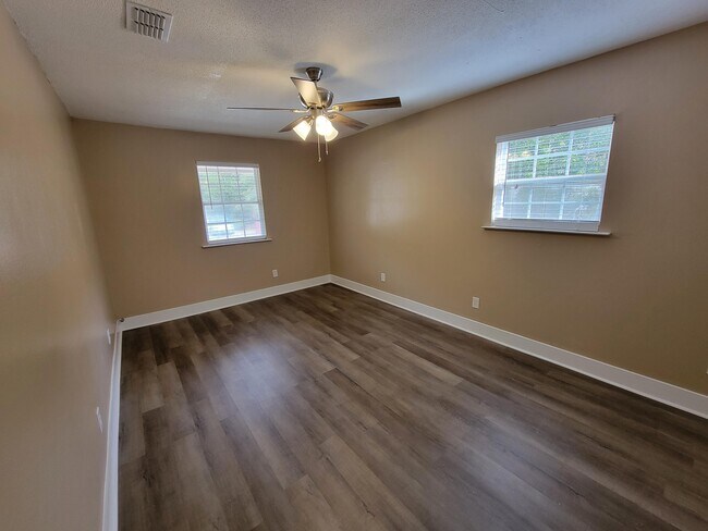 Building Photo - 515 Tall Pines St