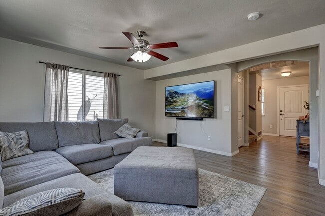 Building Photo - FANTASTIC 3 BEDROOM 3 BATHROOM LOCATED IN ...