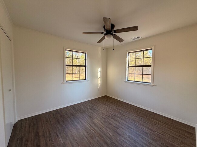 Foto del edificio - Welcome to this charming 4-bedroom, 2-bathroom home located in the scenic outskirts of Dover, AR.