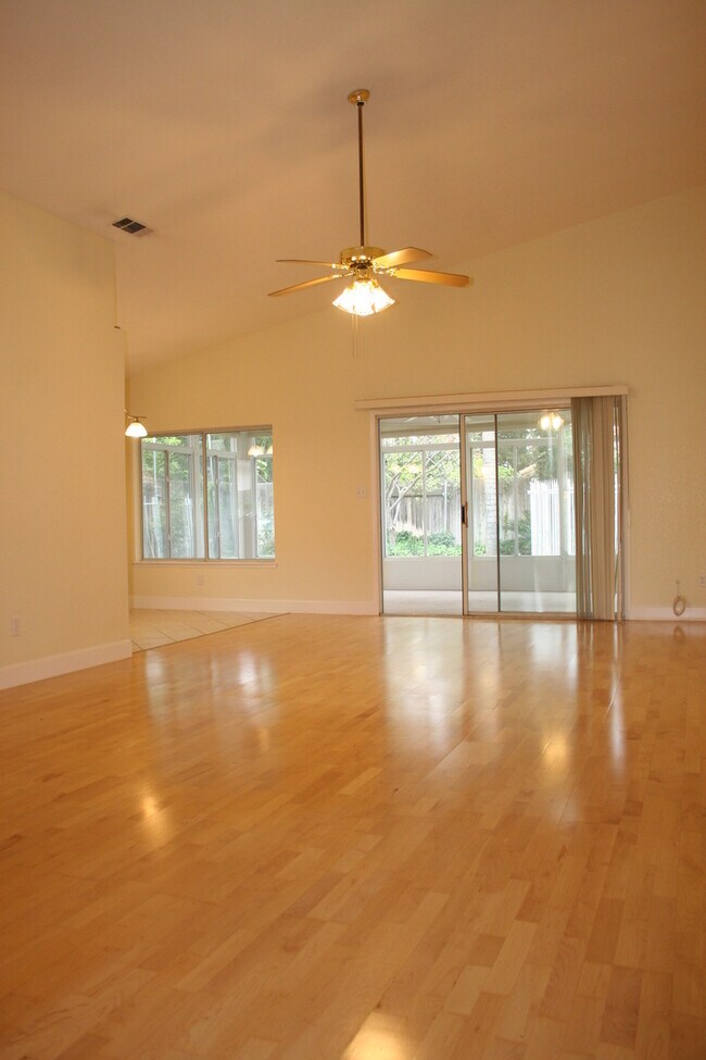 Foto del edificio - 10317 Walnut Creek Ct