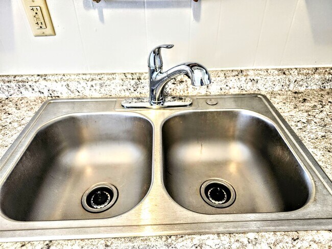 Fregadero nuevo y grifo Delta. - 5409 Hilltop Ave