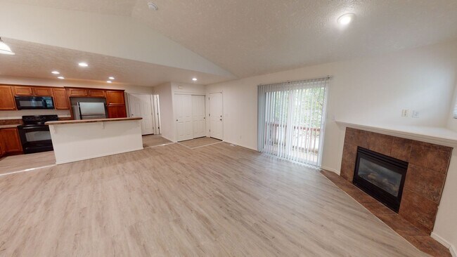 Building Photo - Two Level End Town Home  in Cascadia Villa...