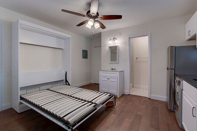 Foto del edificio - Studio with Murphy bed unit 50 yards from ...