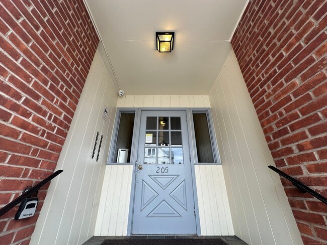 Building Photo - 205 Elm St