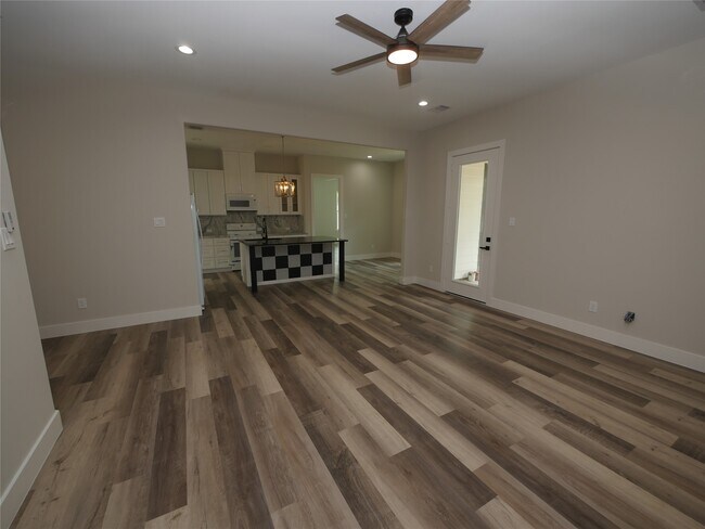 Foto del edificio - 7350 Cayton St