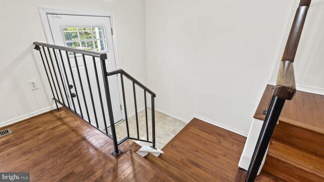 Foto del edificio - This stunning 3-bedroom, 2-bathroom interior townhome is sure to impress.